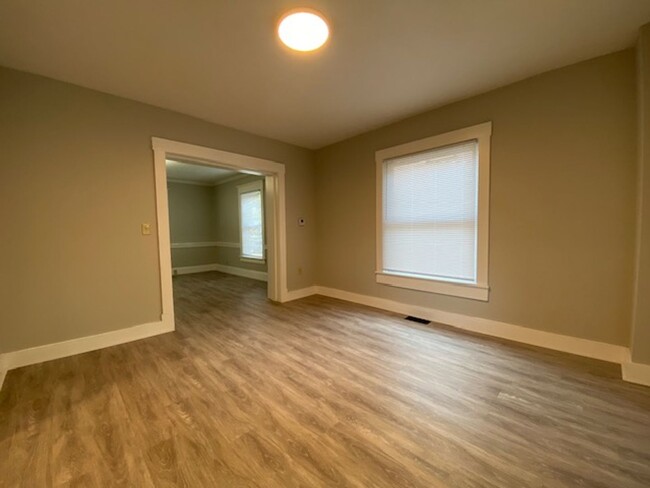 Building Photo - Welcome to your new home in Springfield! T...