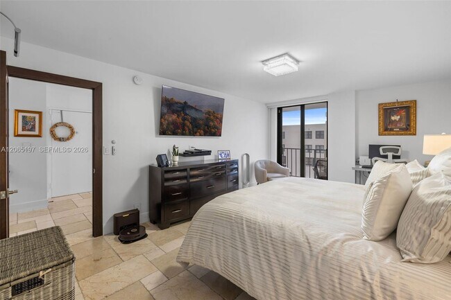 Building Photo - 2625 Collins Ave
