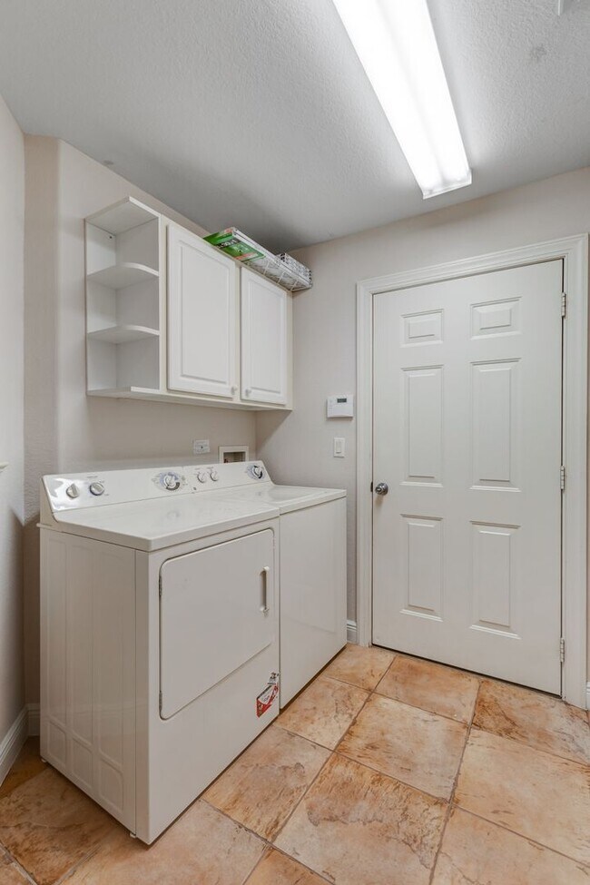 Building Photo - ** TUSCANY COVE ** 2 BED + DEN / 2 BATH / 2 CAR GARAGE - AMAZING LAKE VIEW! - ANNUAL RENTAL