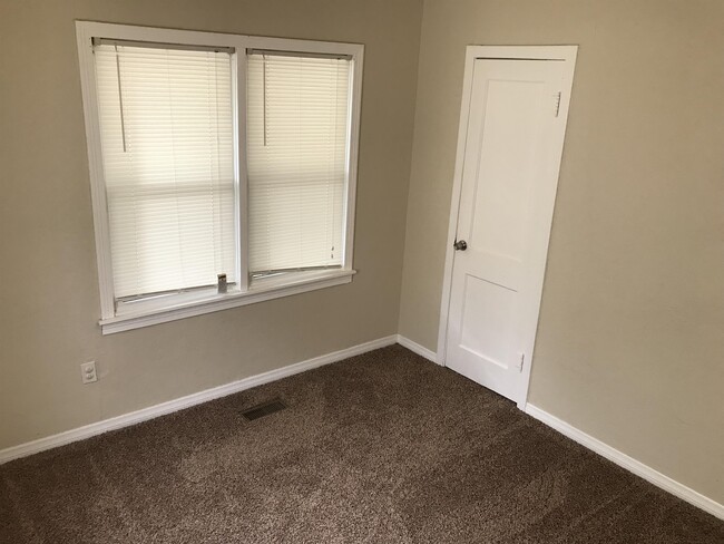 Building Photo - 1221 N Louisa Ave