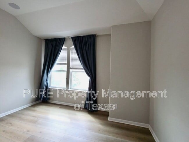 Building Photo - 13400 Briarwick Dr