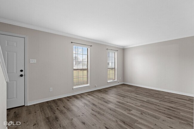 Building Photo - 3 bed 2 bath Town House