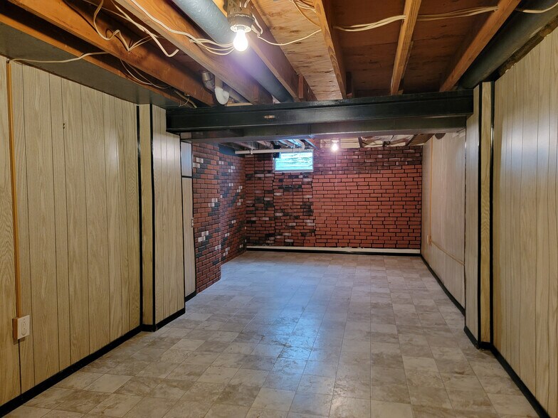 Building Photo - 902 Maple Ln
