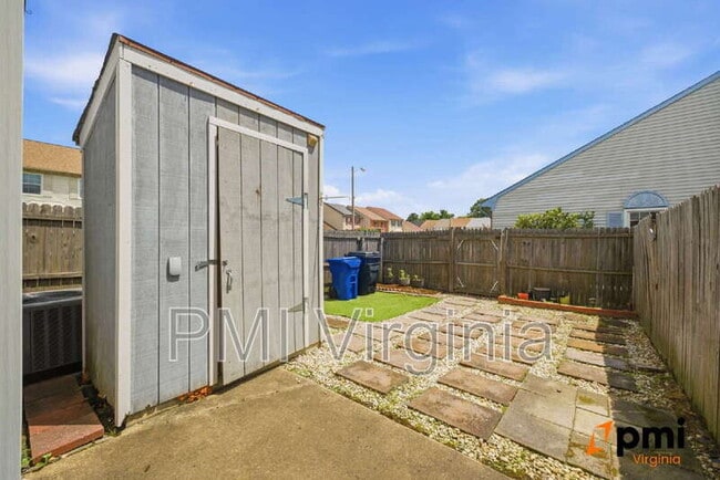 Building Photo - 202 Stonehall Ct