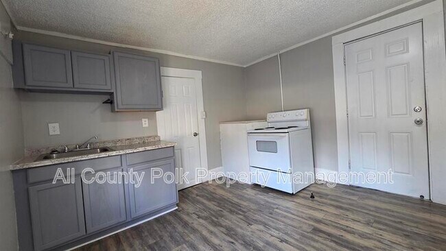 Building Photo - 602 Emma St