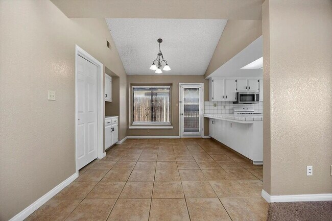 Building Photo - Beautiful 3 Bedroom, 2 Bathroom Home with Spacious Yard!