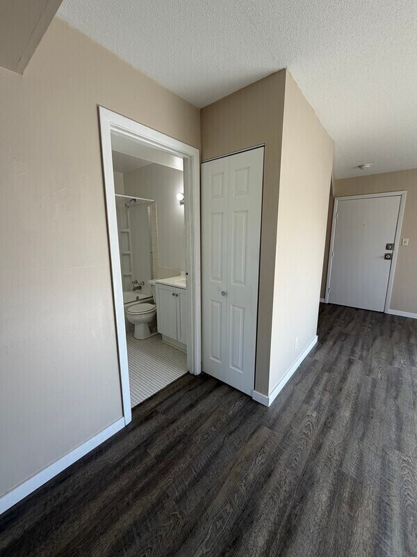 Building Photo - 1450 Meadowview Dr