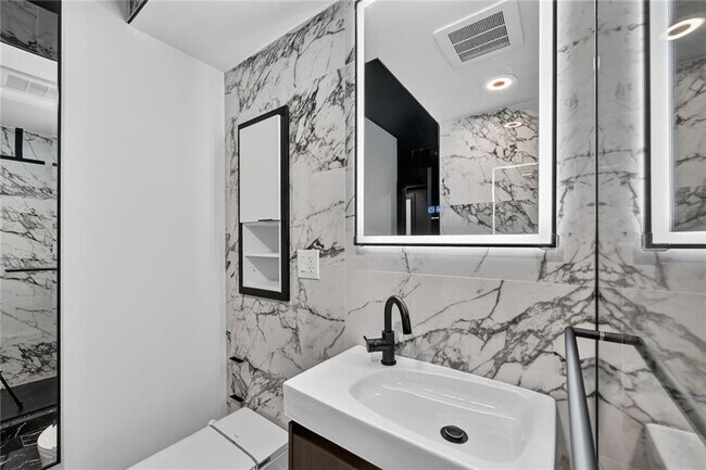 Building Photo - 2285 Peachtree Rd NE