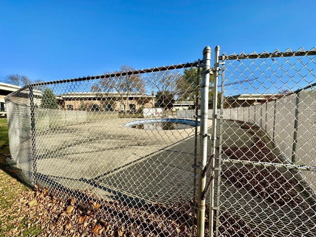 Building Photo - 11958 W Mill Rd