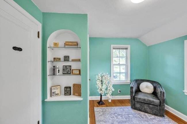 Building Photo - Charming 2 Bed 2 Bath House in the Heart of Madison - Fully Furnished!