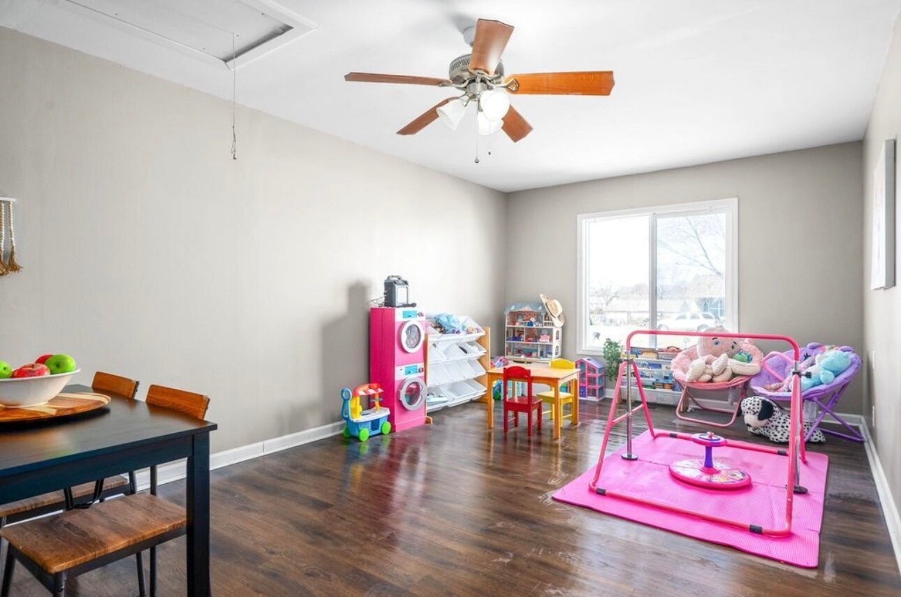 Building Photo - 1017 Bush Ave