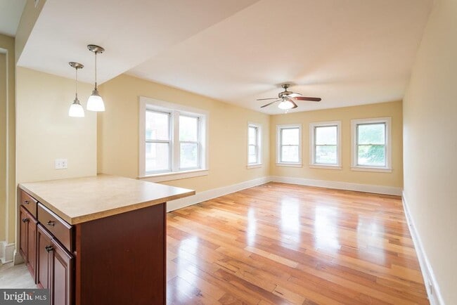 Primary Photo - 2252 Bryn Mawr Ave