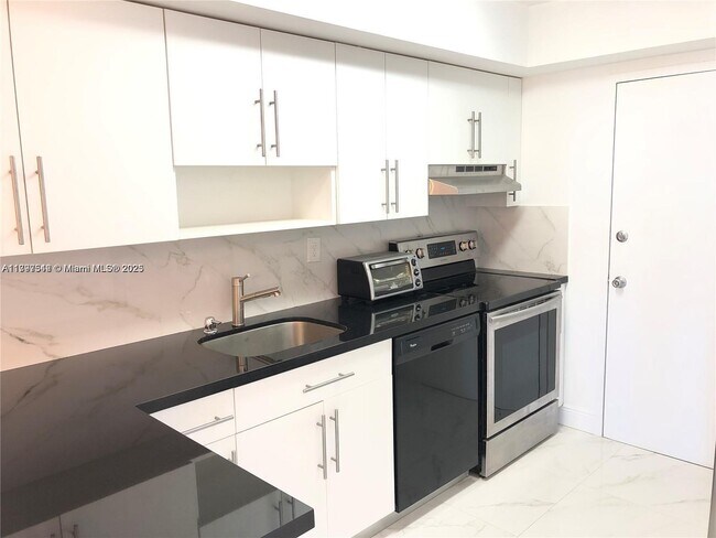 Building Photo - 18021 Biscayne Blvd