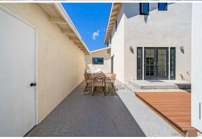 Building Photo - 229 Carnation Ave