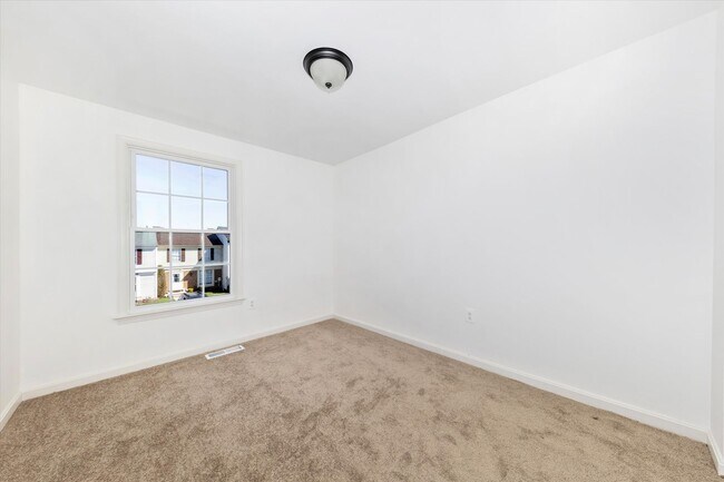 Building Photo - Churchill Town Rental