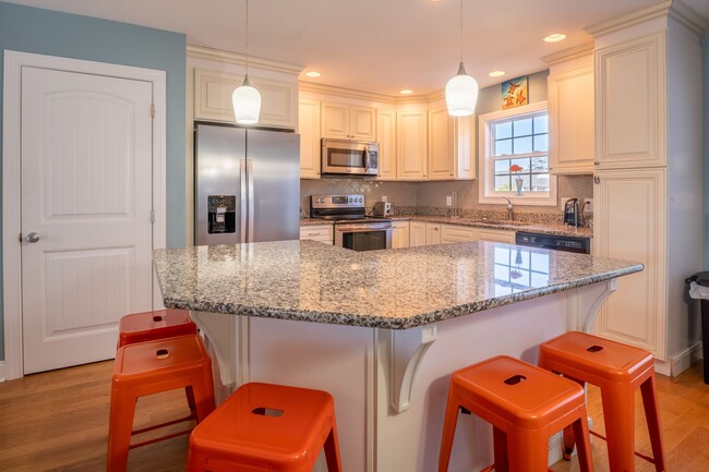 Building Photo - FURNISHED OFF-SEASON MONTHLY RENTAL - AVAI...