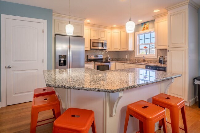 Building Photo - FURNISHED OFF-SEASON MONTHLY RENTAL