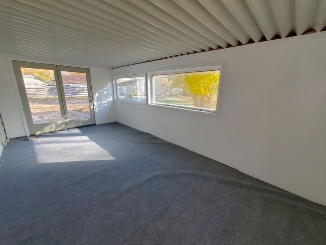 Building Photo - For Rent- Beautiful home in Evansdale! Pets Ok!