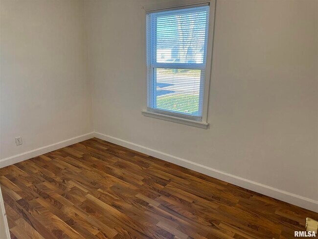 Building Photo - 3741 Keota Ave