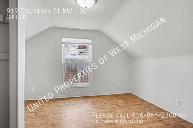 Building Photo - 919 Courtney St NW