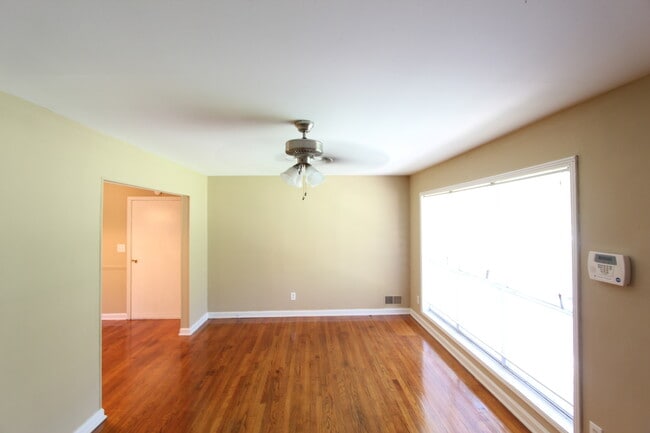 Building Photo - New On The Market!! Will not last long at ...