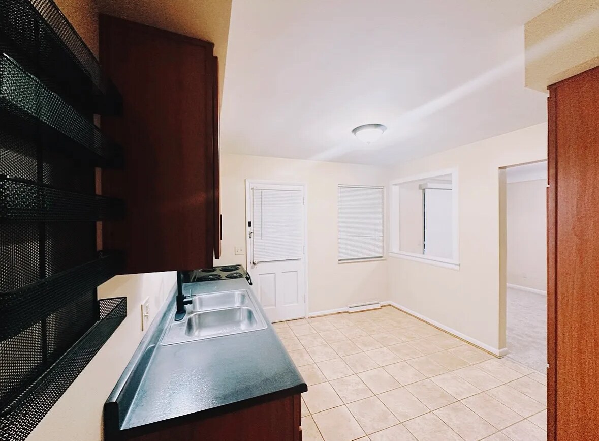 Building Photo - 2375 Van Leunen Dr