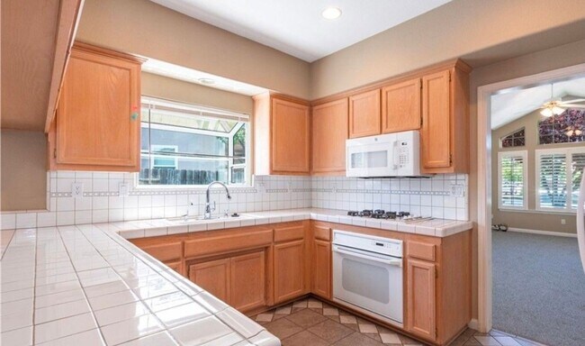 Building Photo - 3 bedroom 2 Bath home with garage, yard an...