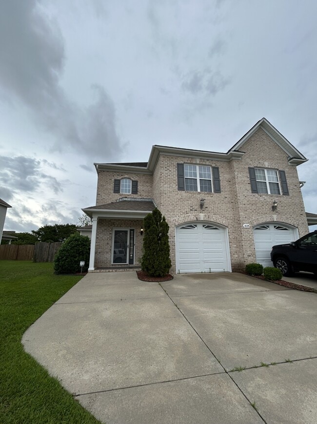 Building Photo - 1629 Brook Hollow Dr