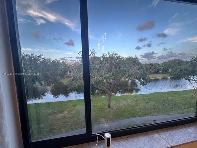 Building Photo - 15489 N Miami Lakeway