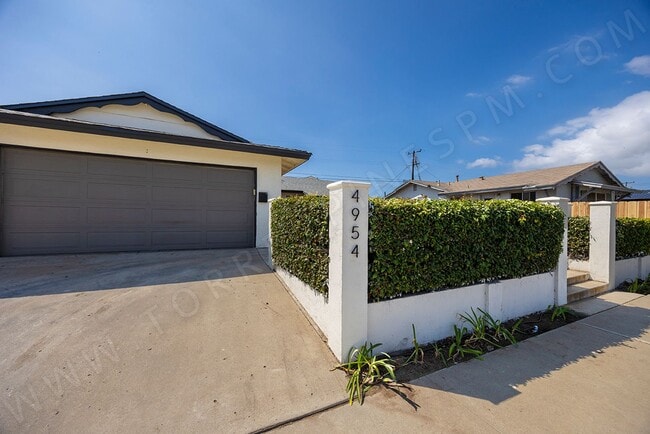Building Photo - Spacious 4 Bedroom, 2 Bath Home with Priva...