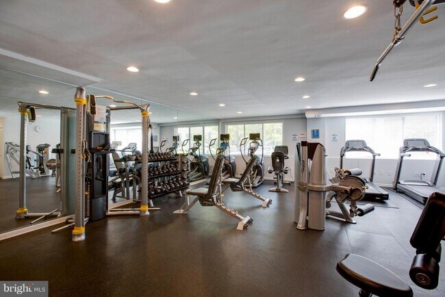 Building Photo - 8315 N Brook Ln