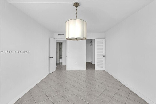 Building Photo - 9800 W Bay Harbor Dr