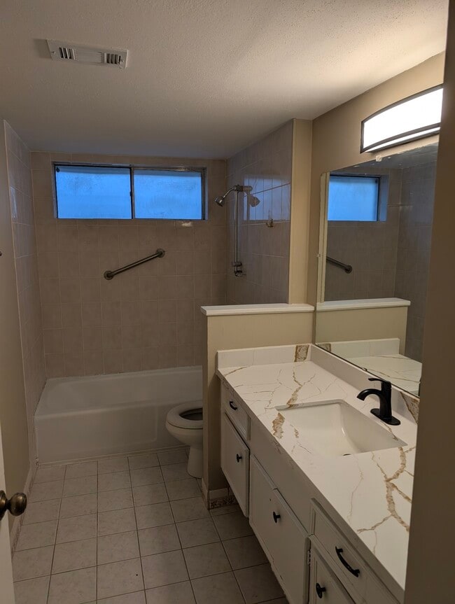 Building Photo - 723 Martin Ln