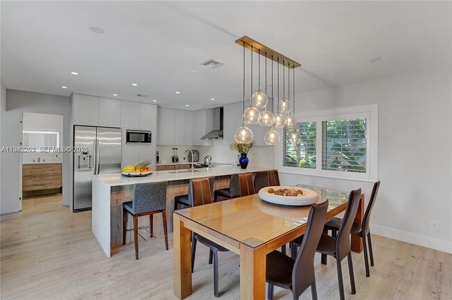 Building Photo - 2011 NE 31st Ct