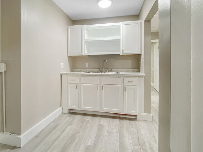 Building Photo - 104 S Beechtree St