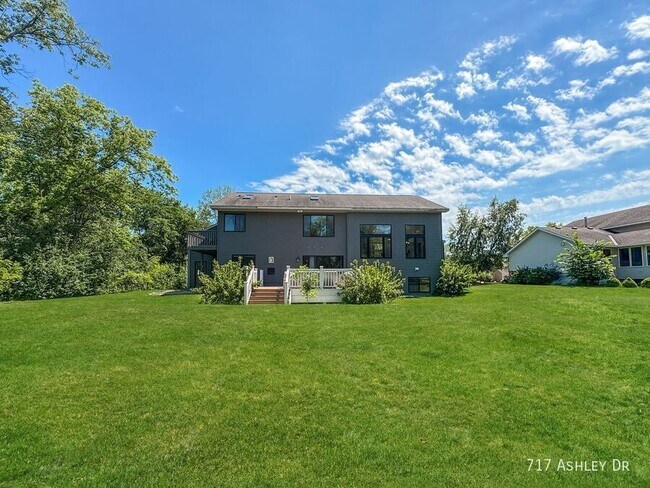 Building Photo - 717 Ashley Dr