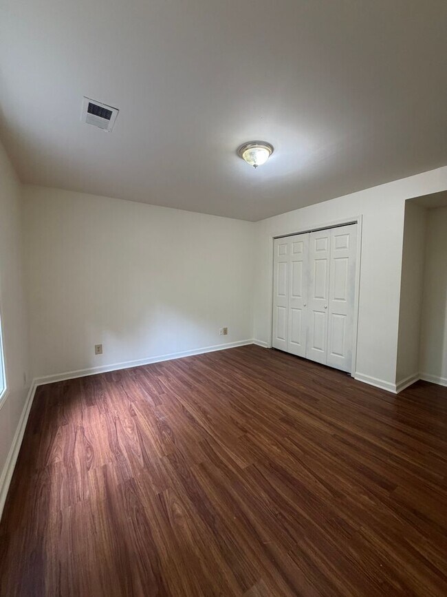 Building Photo - 137 Macey Ave