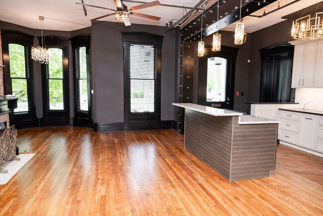 Building Photo - 275 S Limestone