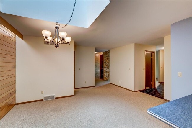 Building Photo - Parkwood Hills – Spacious 4 Bedroom, 3 Bat...