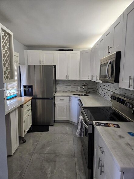 Building Photo - 3401 N Country Club Dr