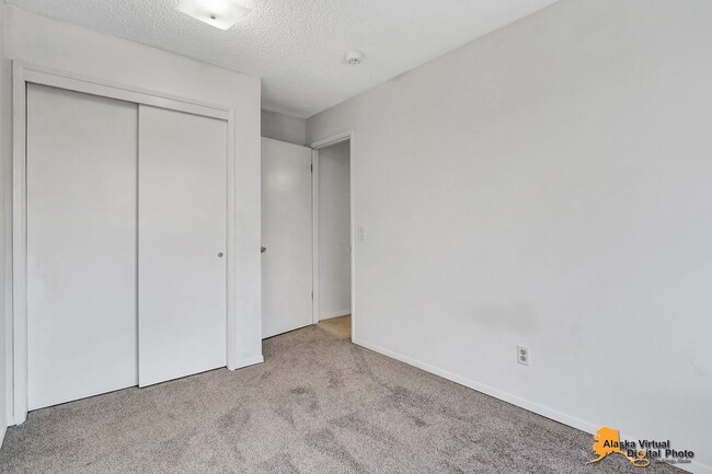 Building Photo - Top Floor End Unit Condo* Pet Friendly, Pr...