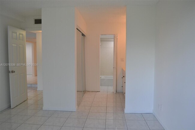 Building Photo - 3670 Inverrary Dr