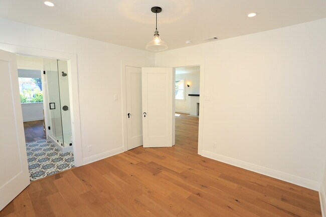 Building Photo - 3835 Hollypark Pl