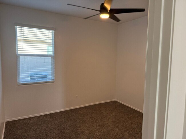 Building Photo - 1086 W Avalon Canyon Dr