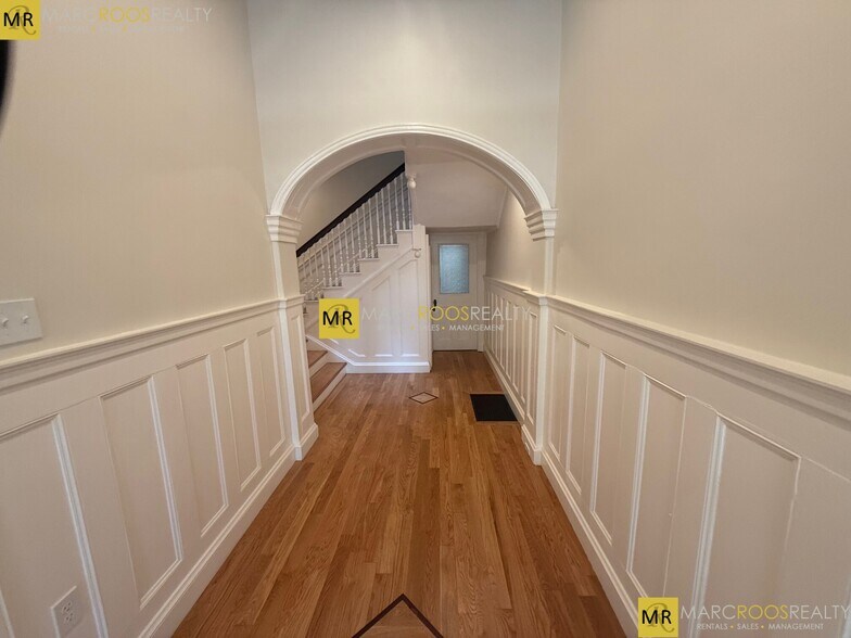 Building Photo - 1726 Beacon St