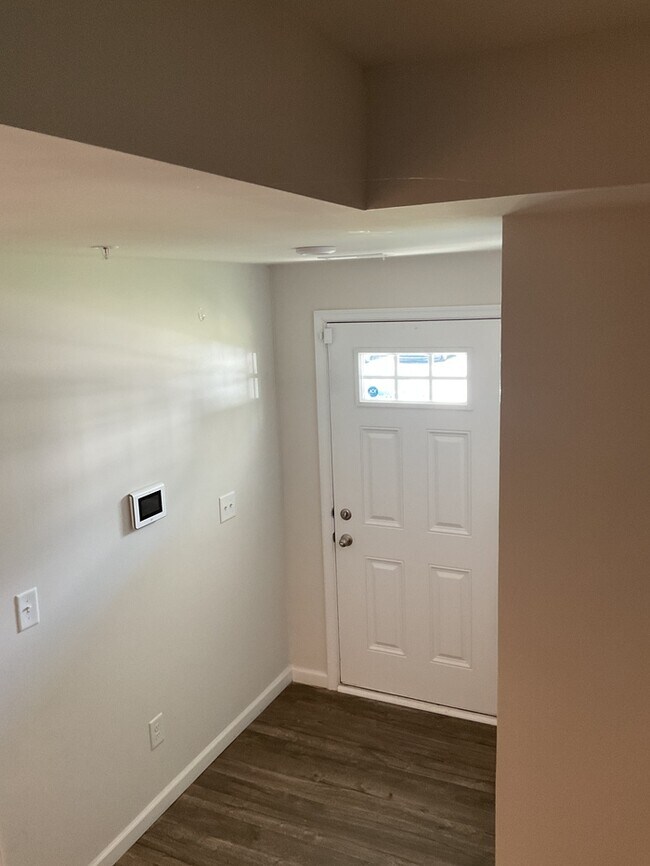 Building Photo - 3 bed, 2.5 bath end unit townhome!