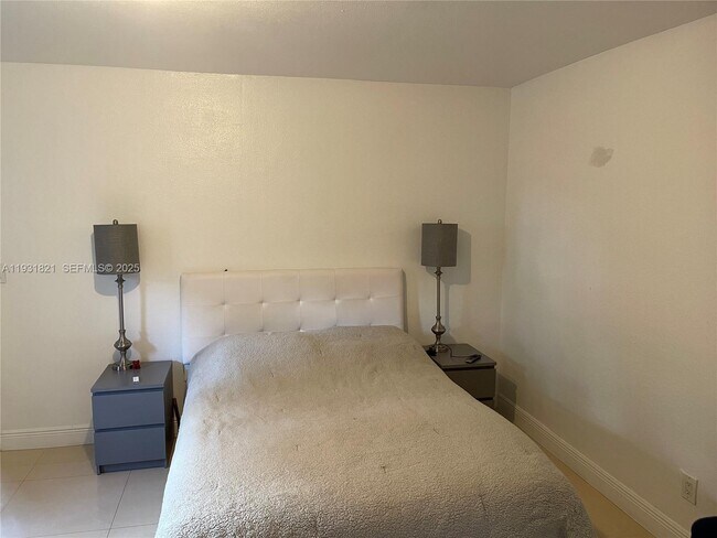 Building Photo - 10840 Westwood Lake Dr