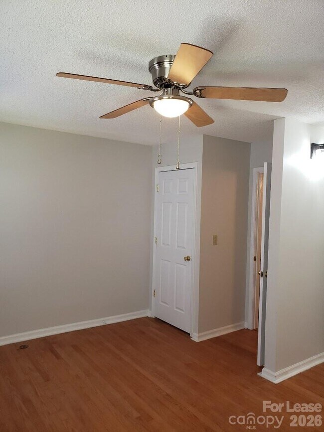 Building Photo - 2830 Hosta Dr