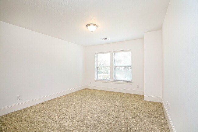 Building Photo - 5 Bedroom House in Gated Golf Course Commu...