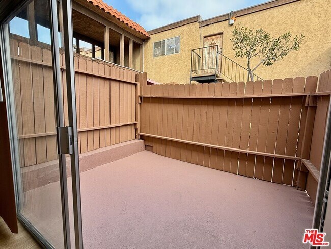 Building Photo - 882 Victor Ave